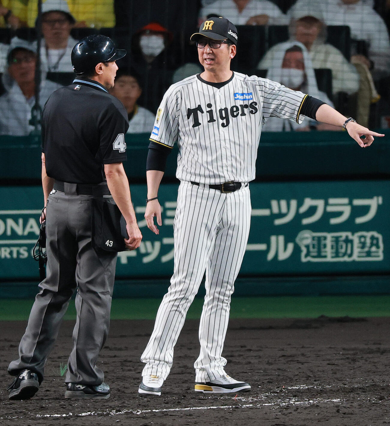 セ・パ交流戦　阪神対日本ハム2回戦　阪神対日本ハム　5回表日本ハム2死一、三塁、捕手坂本誠志郎の悪送球について抗議する藤川球児監督（右）（撮影・上山淳一）