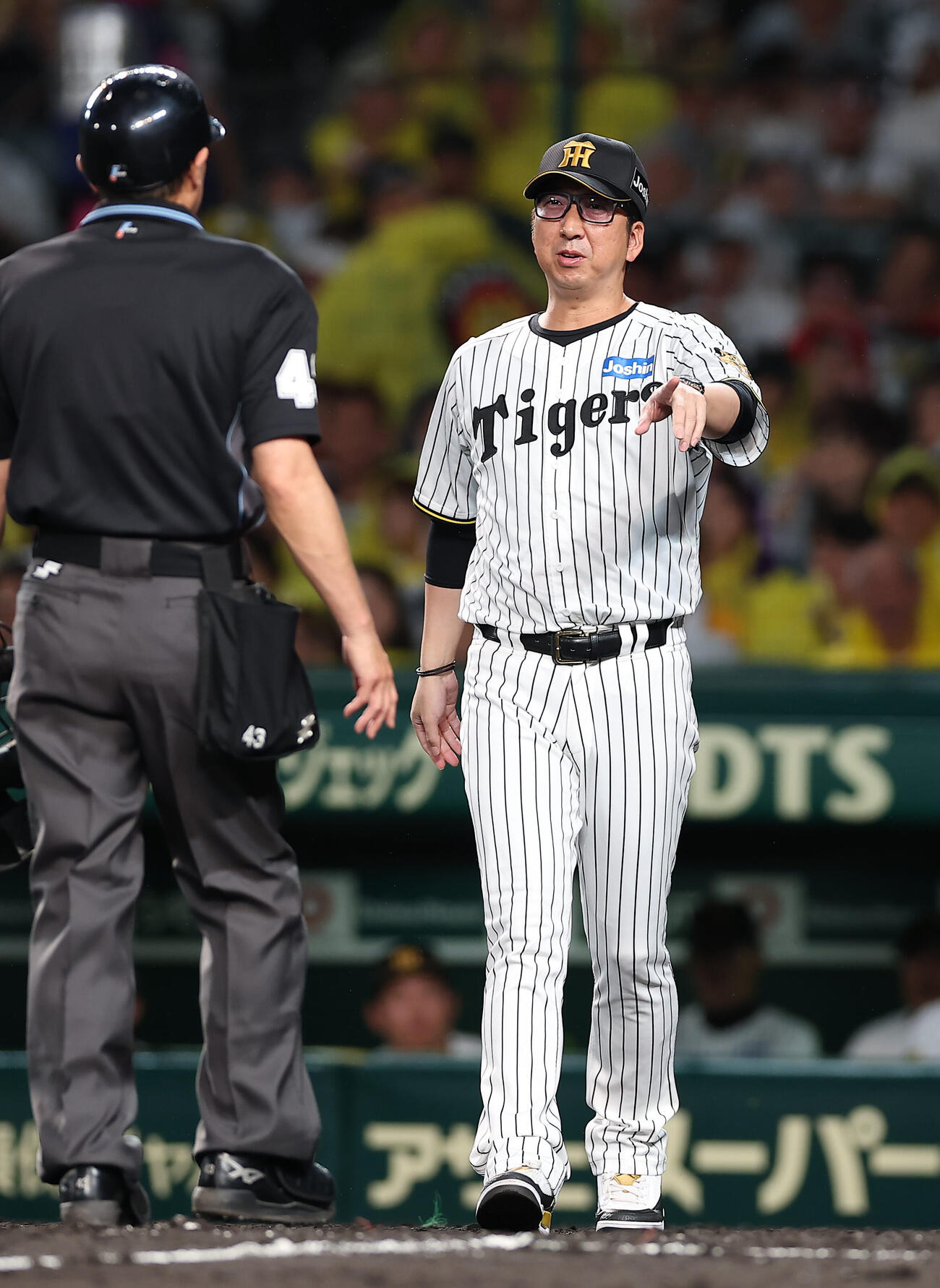 阪神対日本ハム　5回表日本ハム2死一、三塁、捕手坂本誠志郎の悪送球となったプレーに対して抗議する藤川球児監督（撮影・前田充）