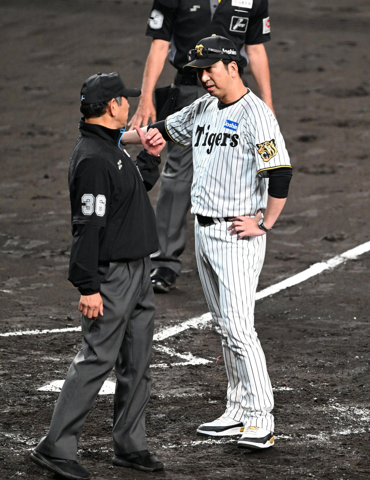 阪神対日本ハム　5回表日本ハム2死一、三塁、坂本の悪送球について抗議する阪神藤川球児監督（撮影・和賀正仁）