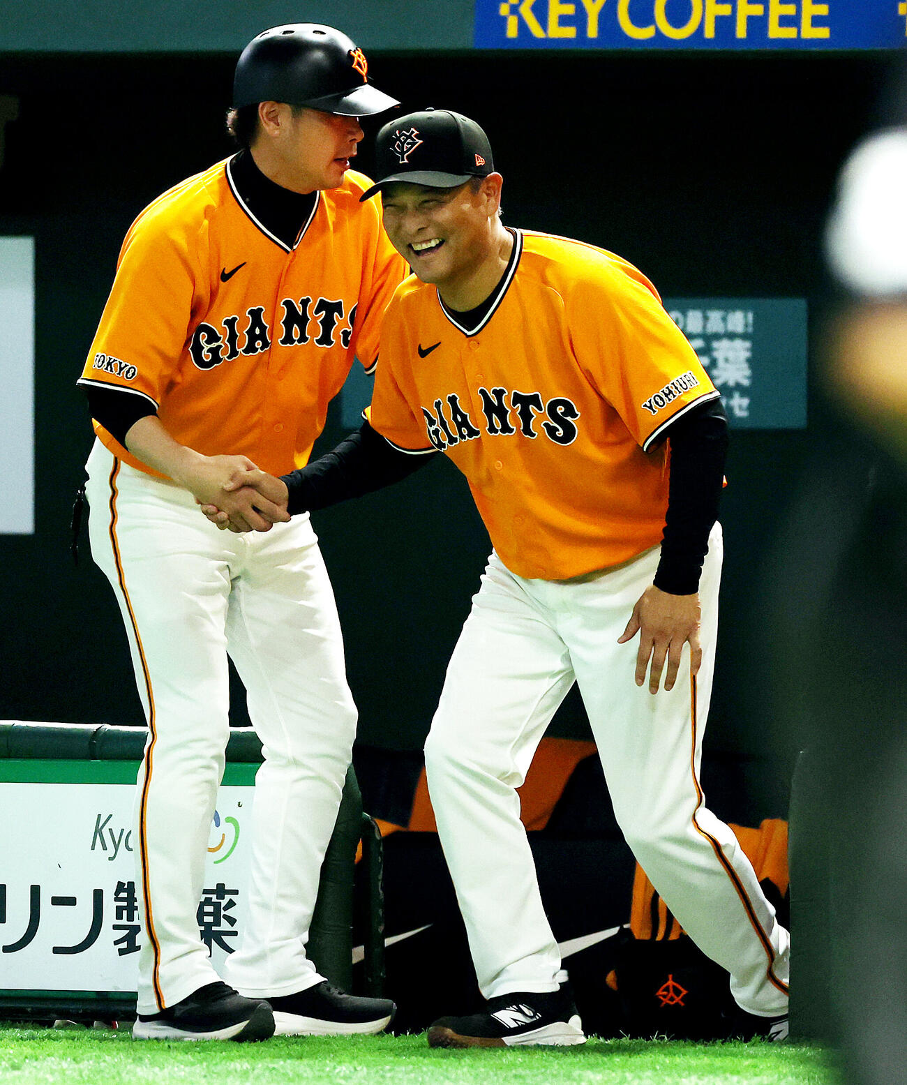 巨人対ソフトバンク　指揮官としての初勝利を喜ぶ巨人橋上秀樹監督代行（右）（撮影・野上伸悟）