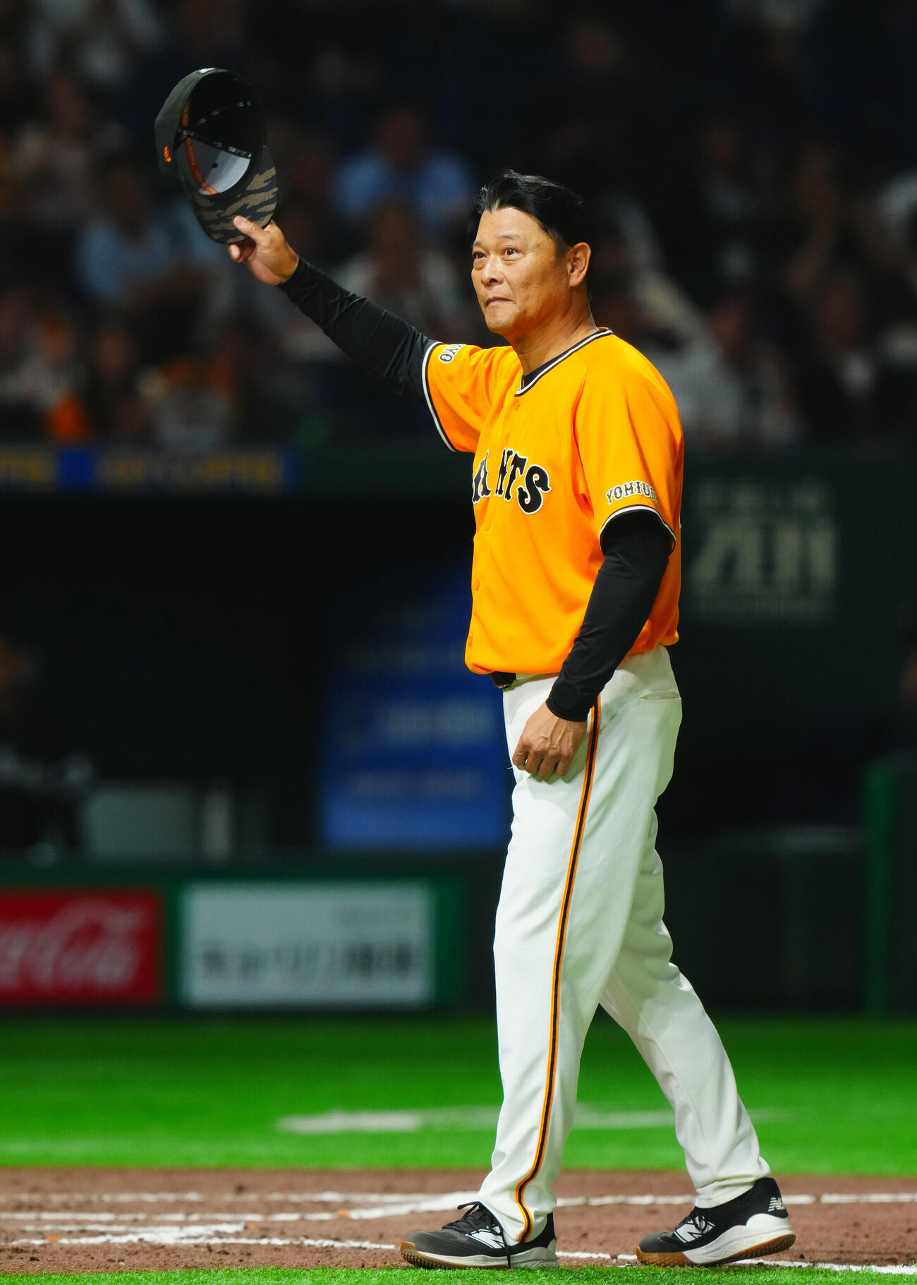 交流戦　巨人対ソフトバンク　ソフトバンクに勝利しファンに応える巨人橋上秀樹監督代行（撮影・垰建太）