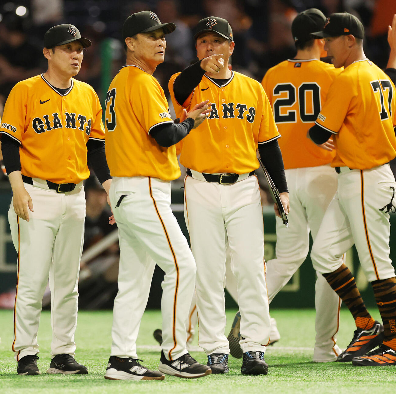 巨人対ソフトバンク　勝利し選手を出迎えた巨人橋上秀樹監督代行は、実松一成コーチ（右）からファンへのあいさつを促される（撮影・野上伸悟）