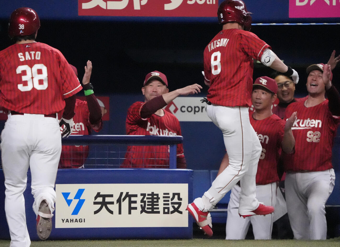 プロ野球交流戦中日対楽天　1回表楽天1死一塁、三木肇監督（左から3人目）は2点本塁打を放った辰己涼介らを迎える（撮影・森本幸一）