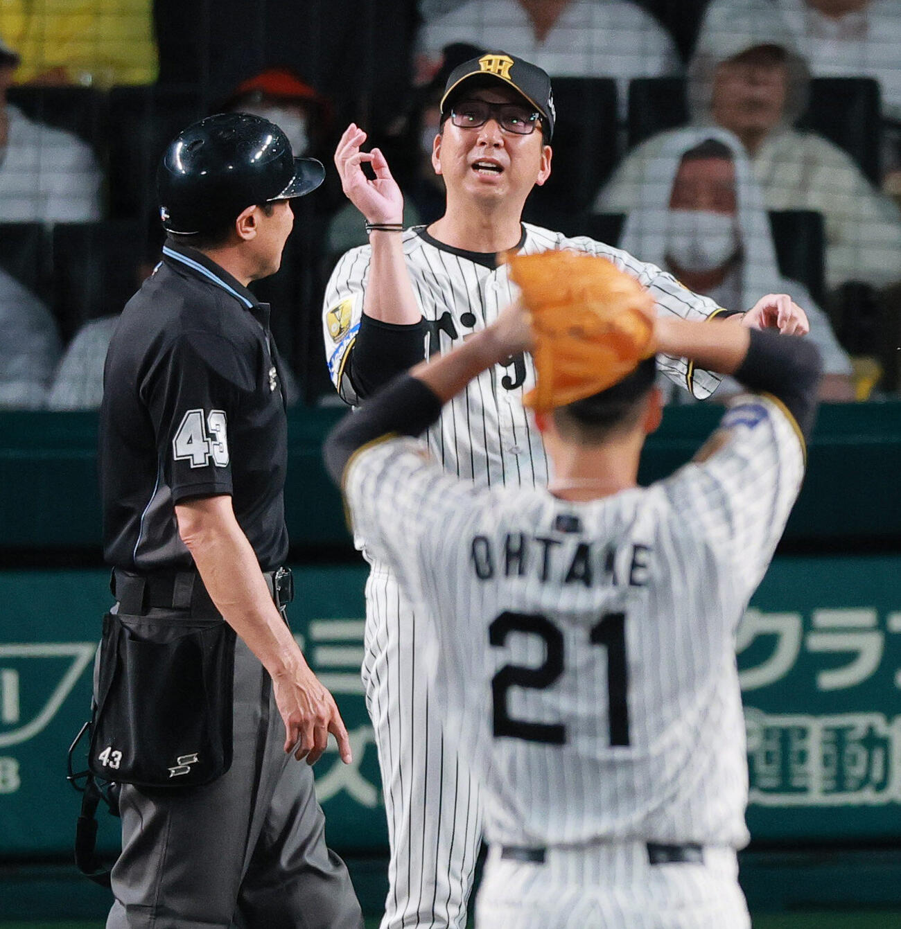 セ・パ交流戦　阪神対日本ハム2回戦　阪神対日本ハム　5回表日本ハム2死一、三塁、捕手坂本誠志郎の悪送球について抗議する藤川球児監督（撮影・上山淳一）
