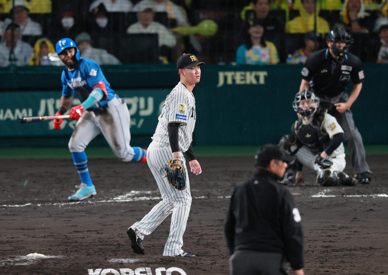セ・パ交流戦　阪神対日本ハム2回戦　阪神対日本ハム　7回表日本ハム2死一、三塁、及川雅貴（手前）はロドルフォ・カストロに適時打を浴びる（撮影・上山淳一）