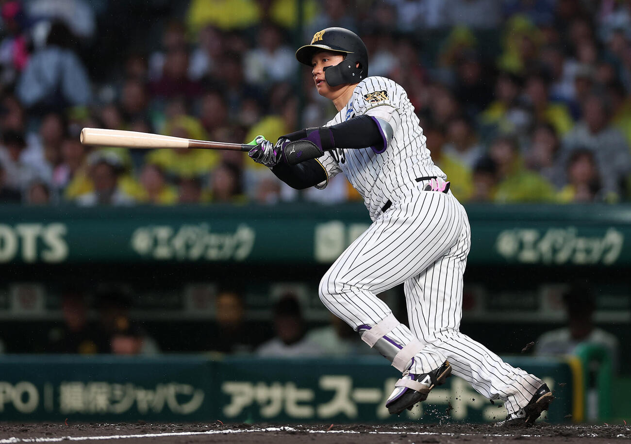 阪神対日本ハム　3回裏阪神2死一塁、左前打を放つ森下翔太（撮影・前田充）