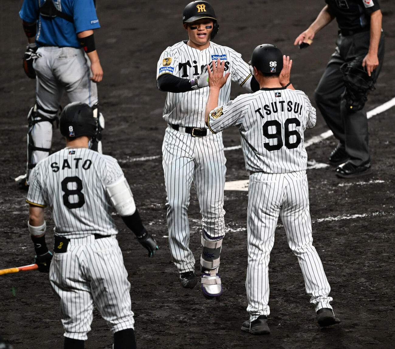 阪神対日本ハム　5回裏阪神2死、左越え本塁打を放ち生還する森下翔太（撮影・和賀正仁）
