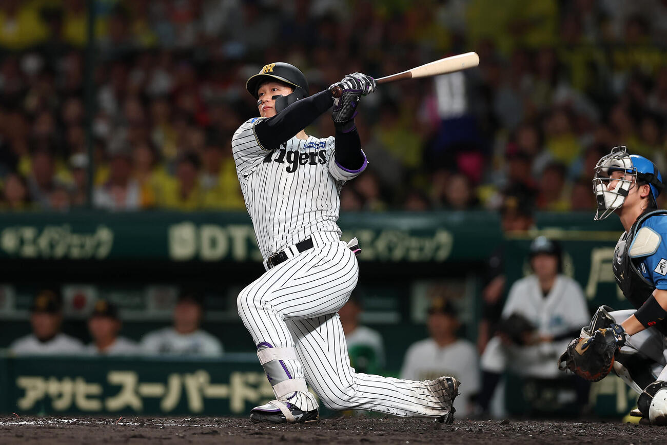 阪神対日本ハム　5回裏阪神2死、左越え本塁打を放つ森下翔太（撮影・前田充）