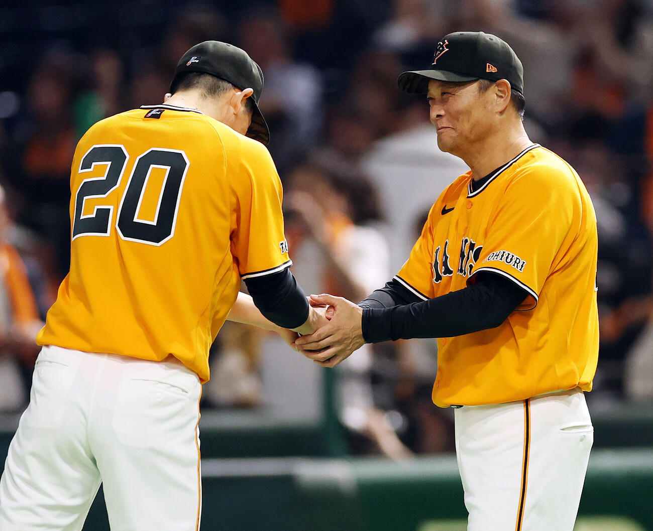 巨人対ソフトバンク　勝利を喜ぶ巨人戸郷翔征（左）と橋上秀樹監督代行（撮影・野上伸悟）