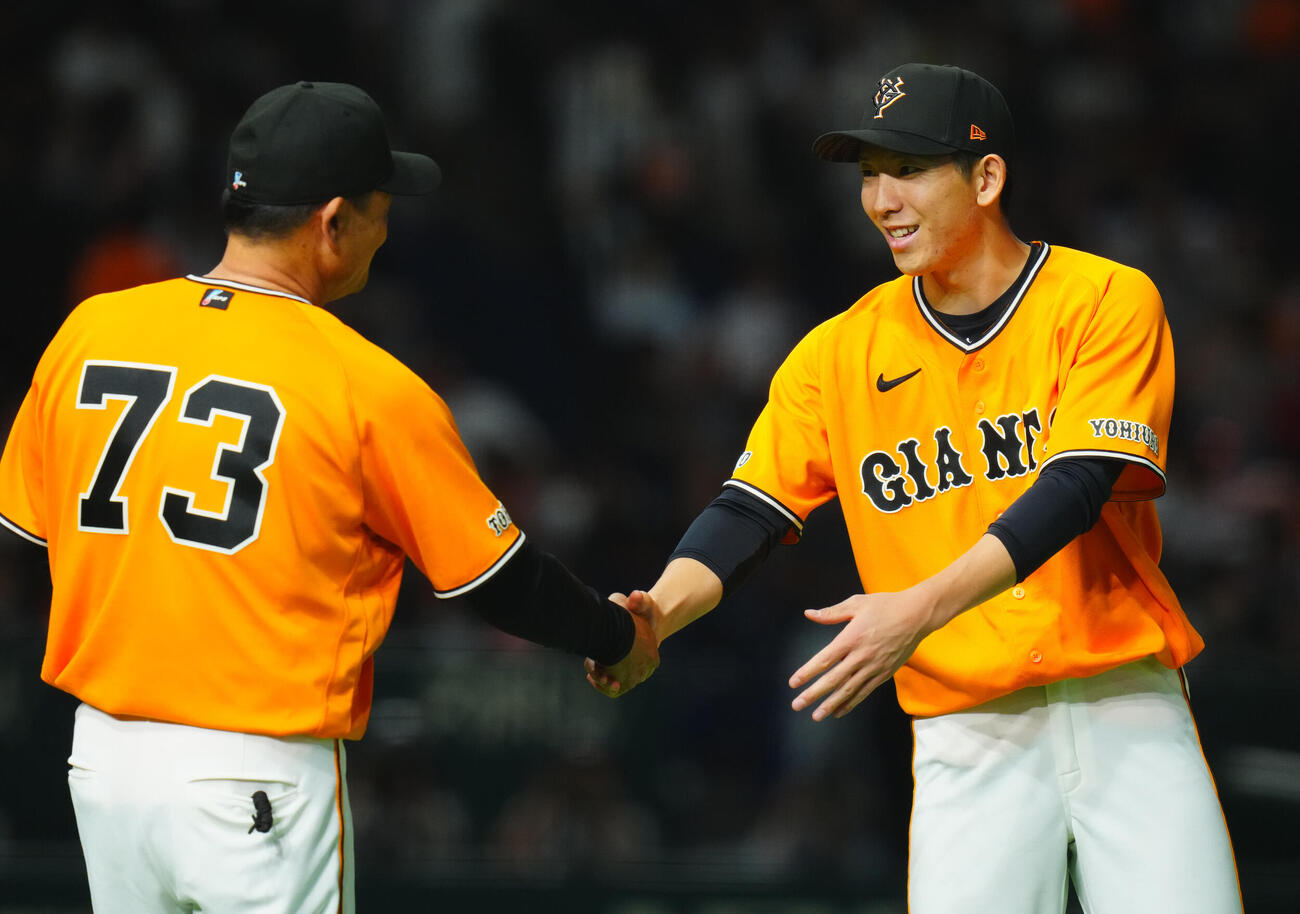 交流戦　巨人対ソフトバンク　ソフトバンクに勝利し笑顔で握手を交わす巨人橋上秀樹監督代行(左)と戸郷翔征（撮影・垰建太）