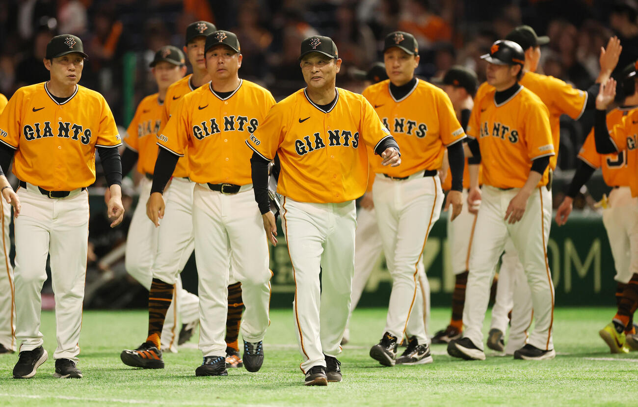 巨人対ソフトバンク　勝利しファンへのあいさつに向かう巨人橋上秀樹監督代行（中央）ら（撮影・野上伸悟）