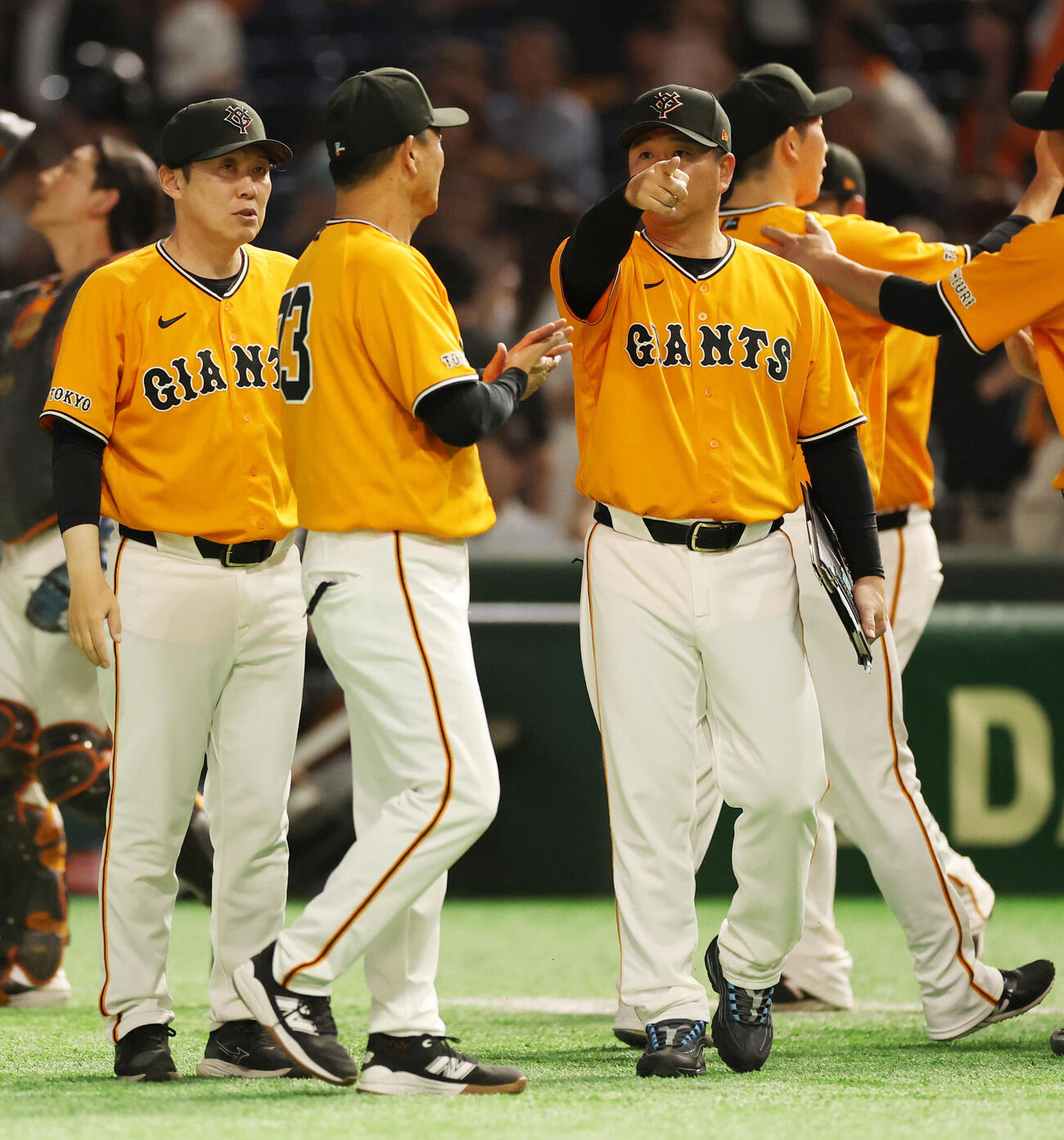 巨人対ソフトバンク　勝利し選手を出迎えた巨人橋上秀樹監督代行は、実松一成コー（右）からファンへのあいさつを促される（撮影・野上伸悟）