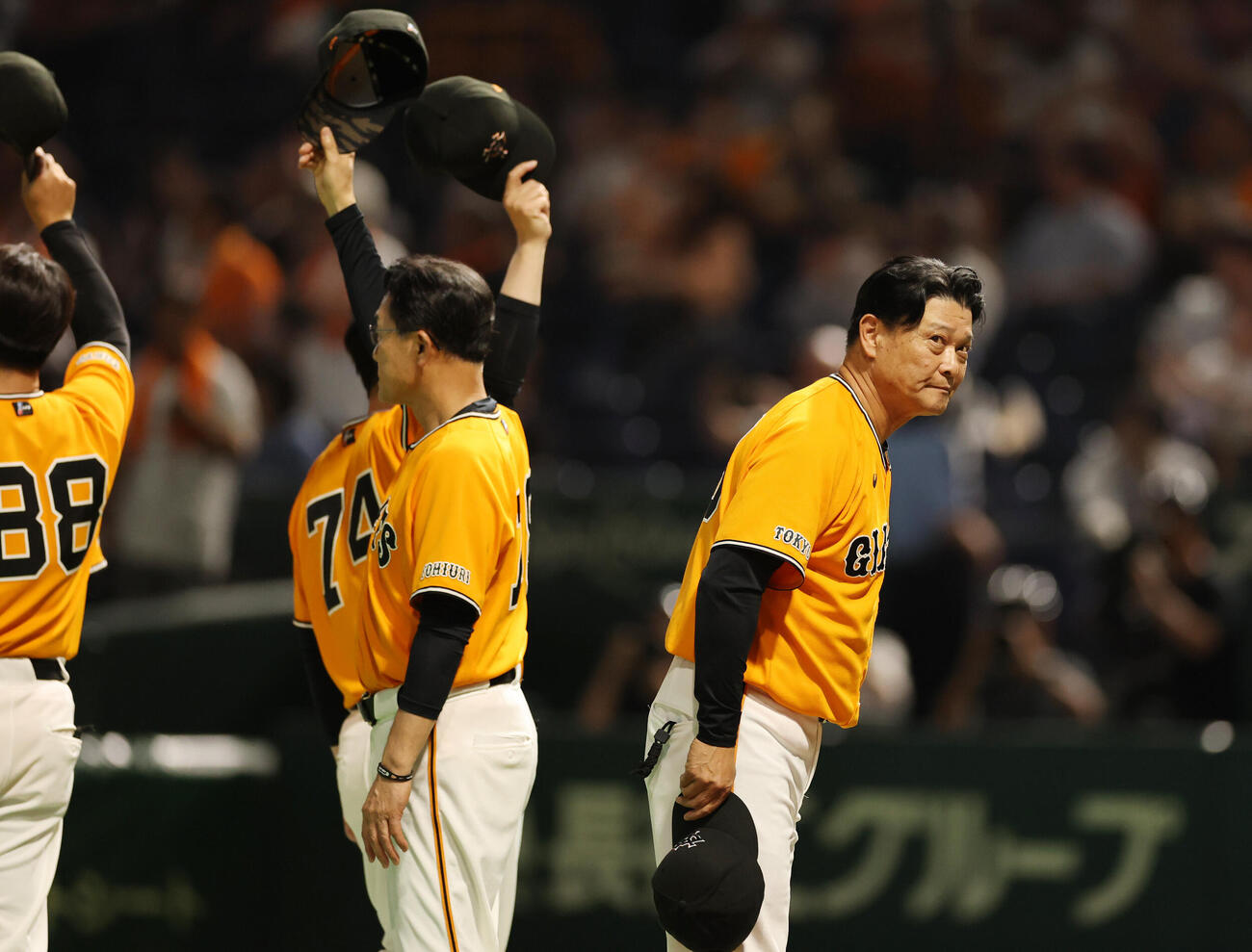 巨人対ソフトバンク　勝利しファンへあいさつする巨人橋上秀樹監督代行（右）ら（撮影・野上伸悟）