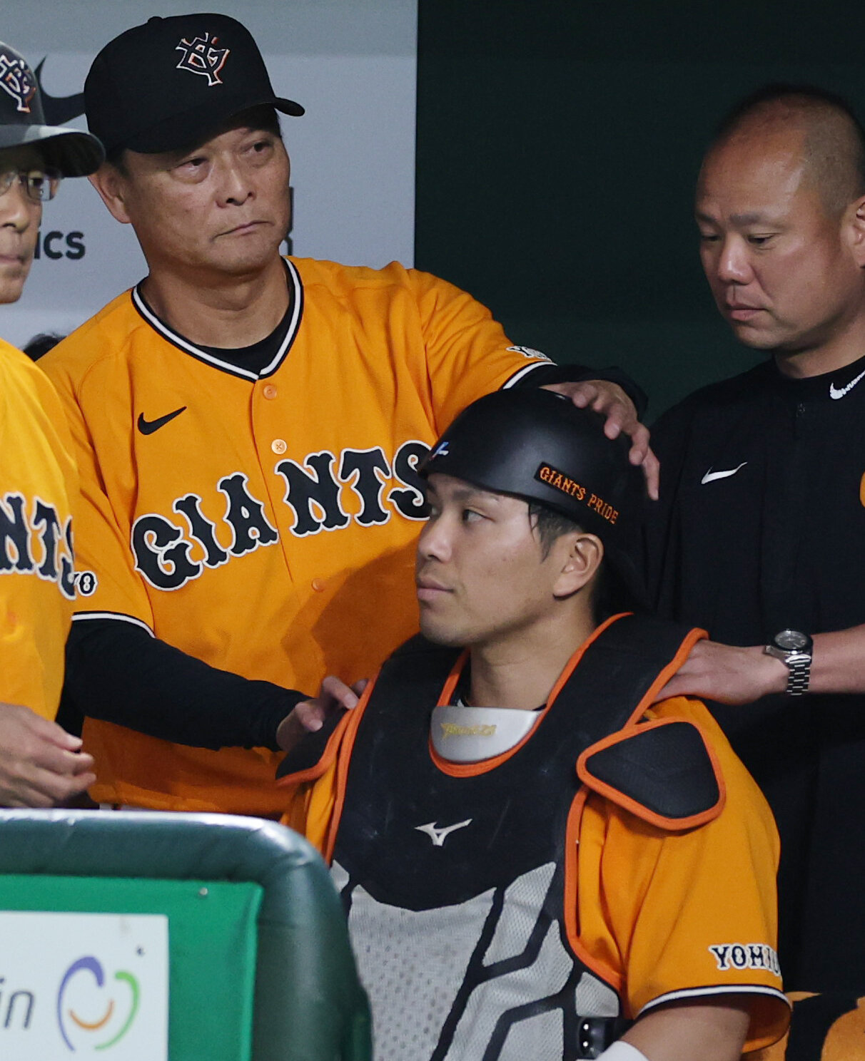 巨人対ソフトバンク　試合開始直前、大城卓三の頭をなでる巨人橋上秀樹監督代行（撮影・野上伸悟）