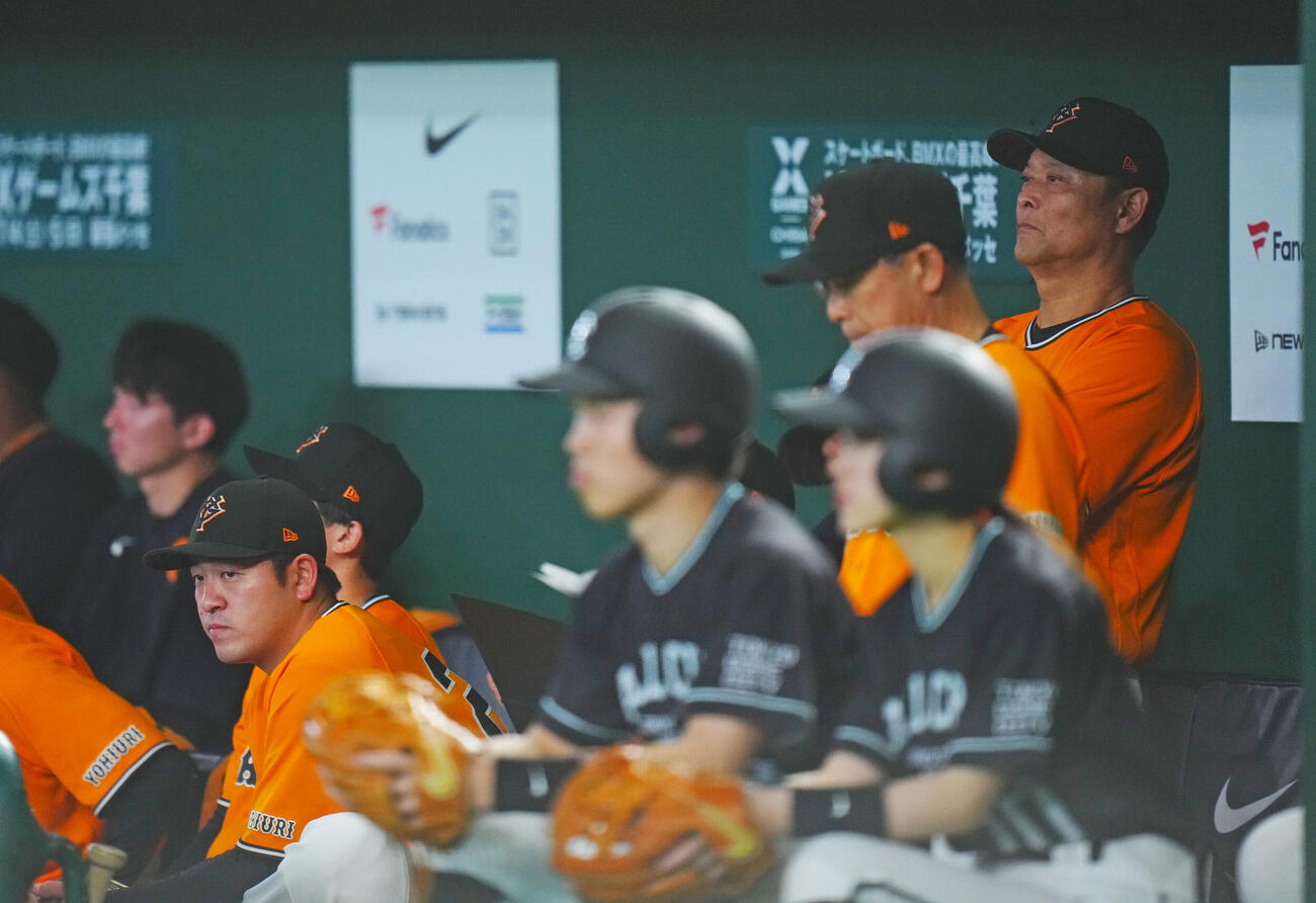 交流戦　巨人対ソフトバンク　戦況を見つめる巨人橋上秀樹監督代行（右）（撮影・垰建太）