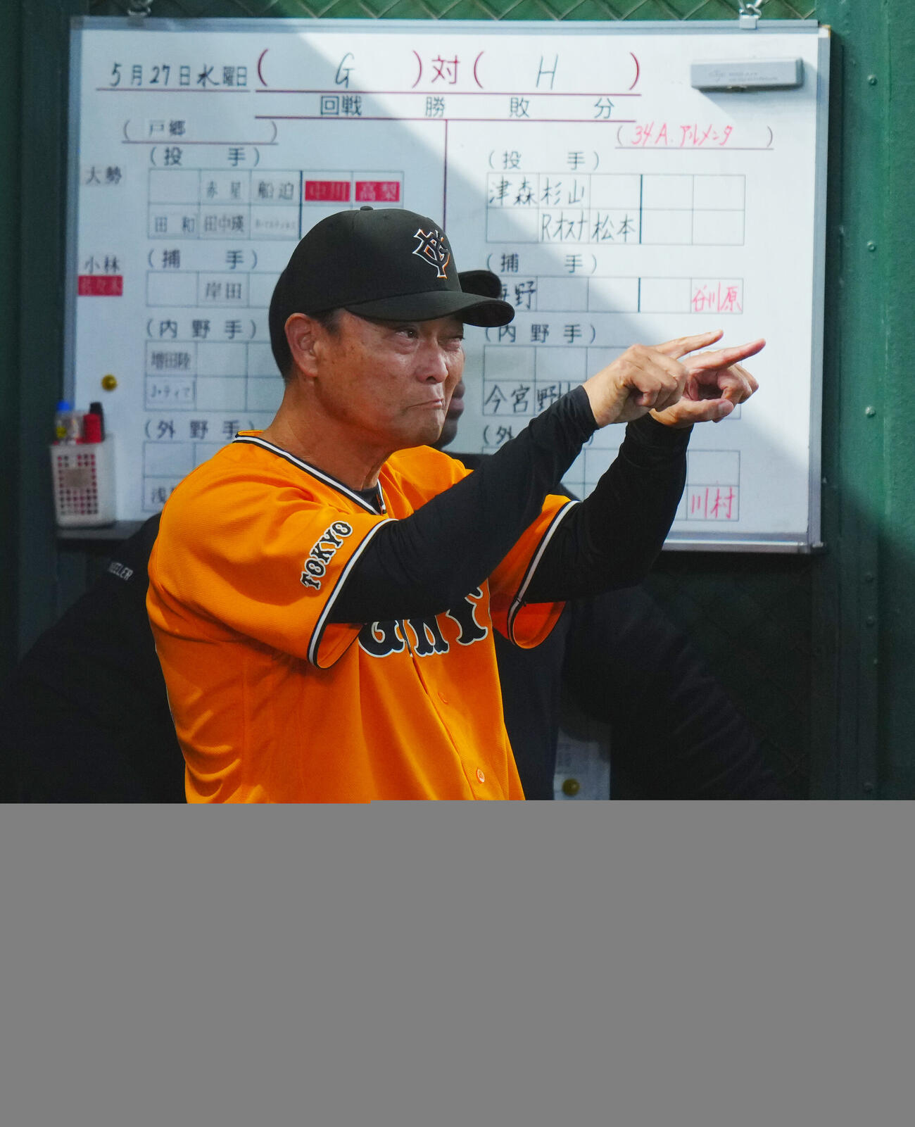 交流戦　巨人対ソフトバンク　ベンチで選手に指示を出す巨人橋上秀樹監督代行（撮影・垰建太）