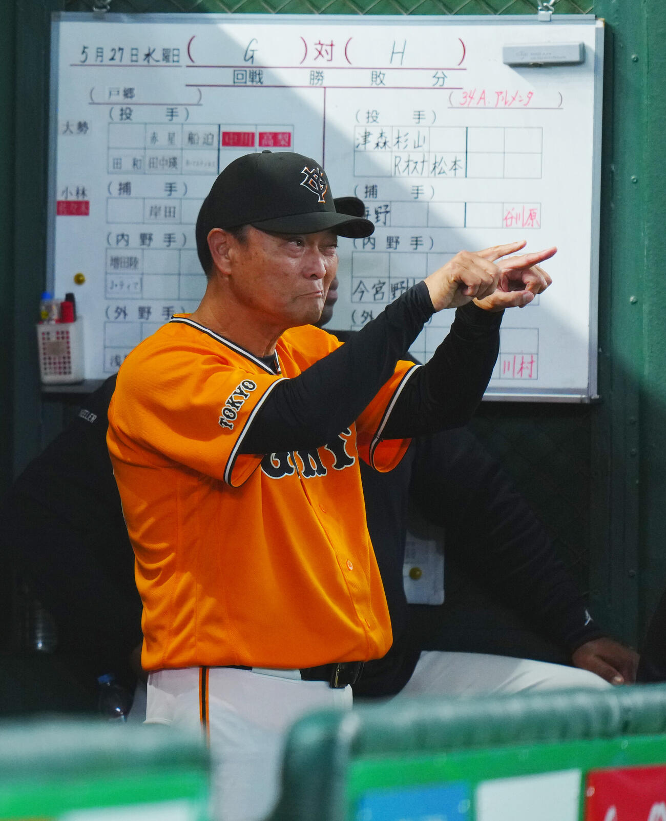 交流戦　巨人対ソフトバンク　ベンチで選手に指示を出す巨人橋上秀樹監督代行（撮影・垰建太）
