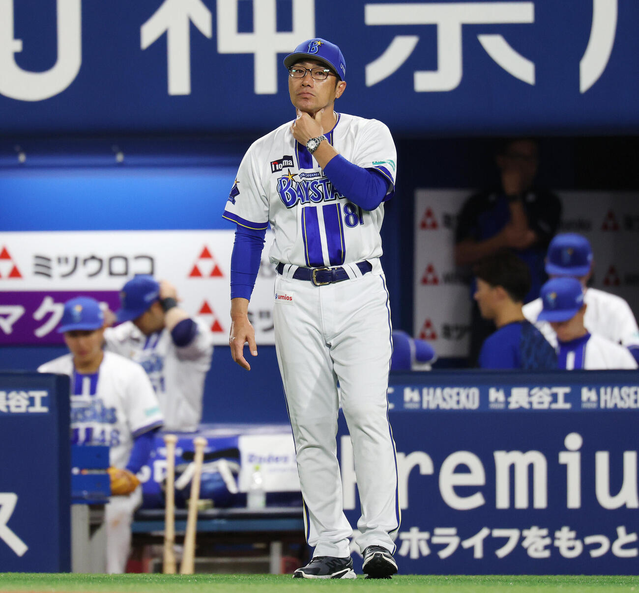 DeNA対オリックス　8回表、選手交代を告げに行くDeNA相川亮二監督（撮影・宮地輝）＝2026年5月27日