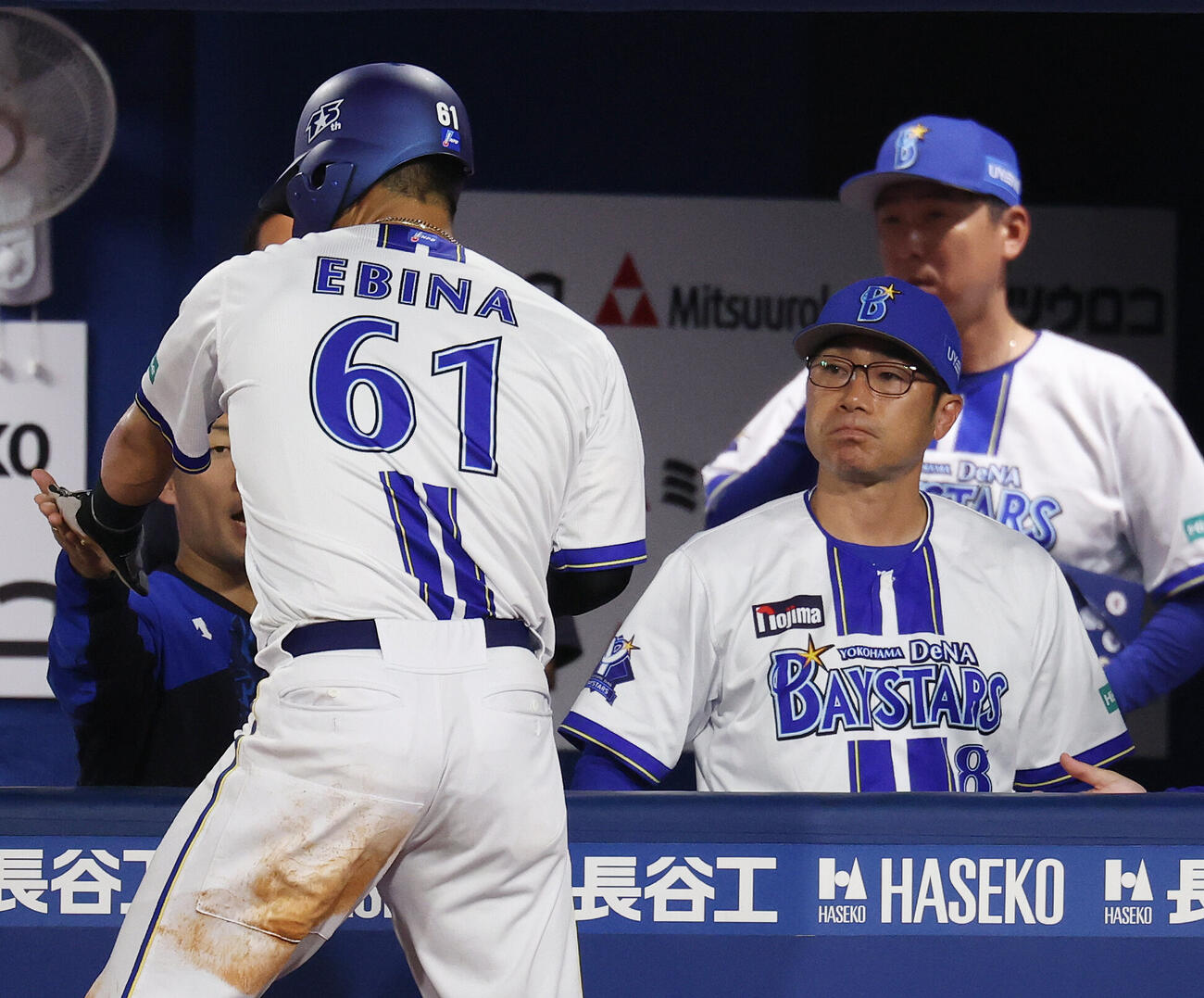 DeNA対オリックス　5回裏DeNA1死二塁、度会隆輝の適時打で生還した蝦名達夫（左）を迎える相川亮二監督（撮影・宮地輝）＝2026年5月27日