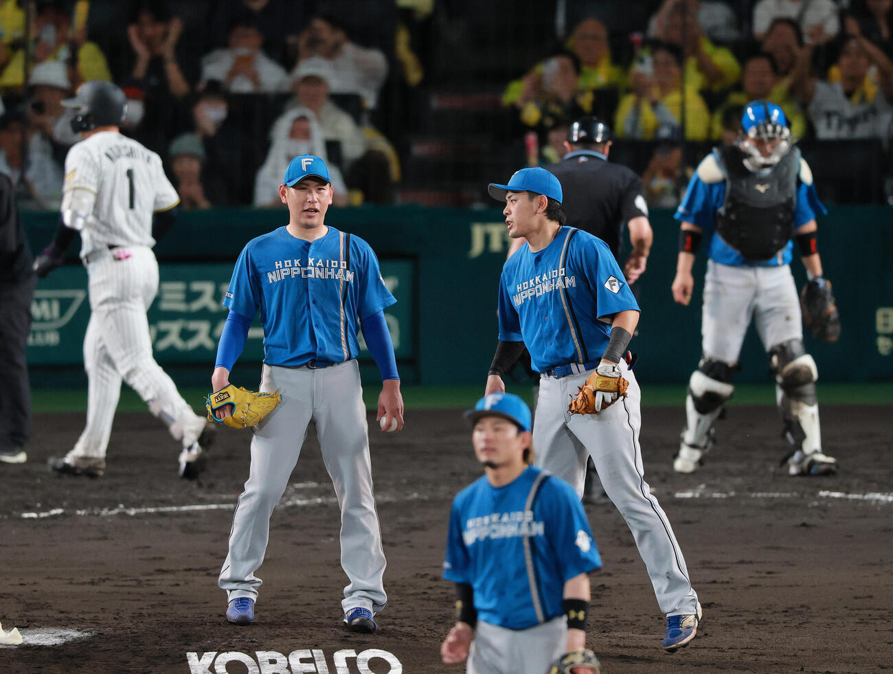 セ・パ交流戦　阪神対日本ハム2回戦　阪神対日本ハム　5回裏阪神2死、加藤貴之（左から2人目）は森下翔太（左）にソロ本塁打を浴びる（撮影・上山淳一）