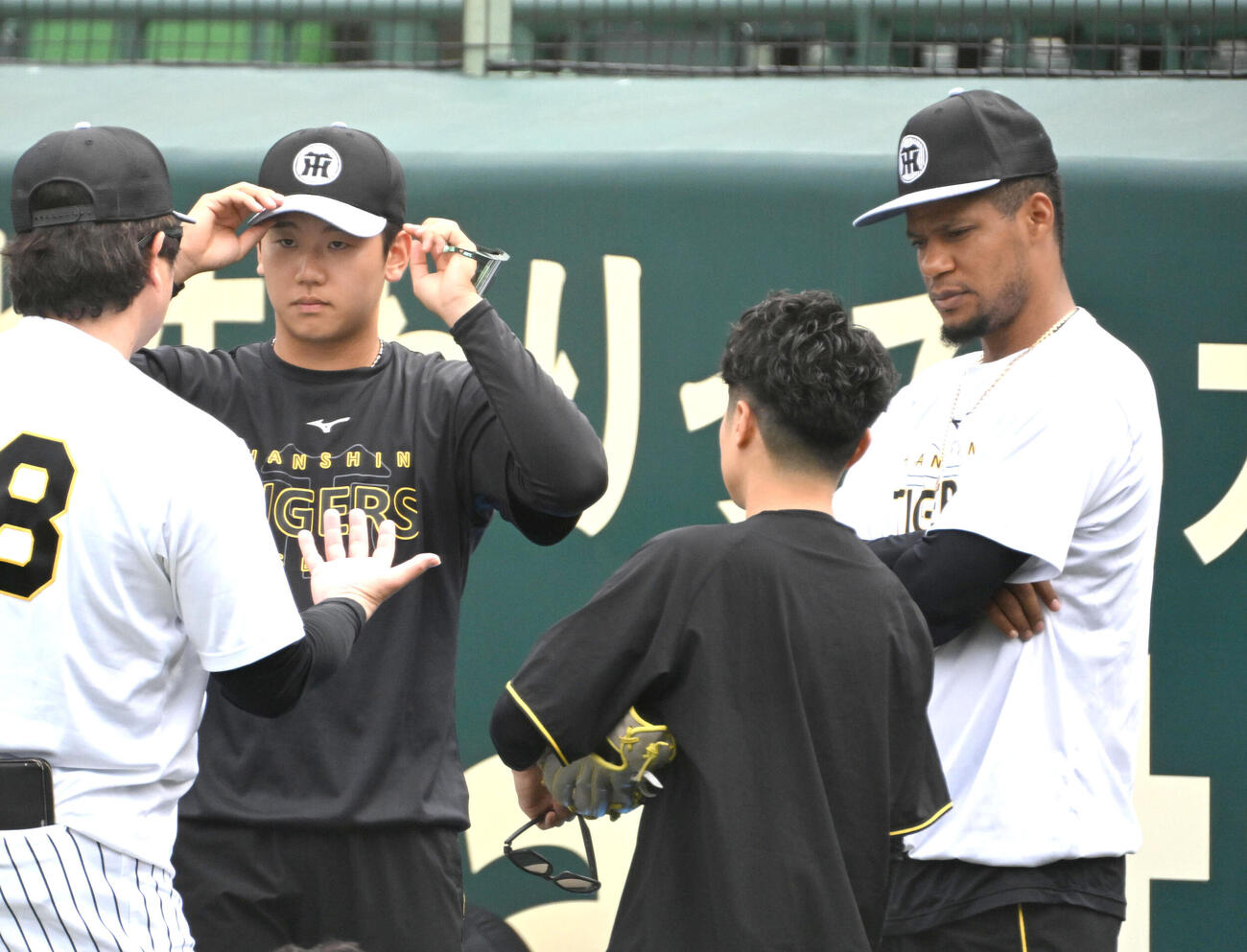 セ・パ交流戦・阪神対日本ハム2回戦　阪神対日本ハム　1軍に合流した阪神門別啓人（左から2人目）、ダウリ・モレッタ（右）（撮影・石井愛子）