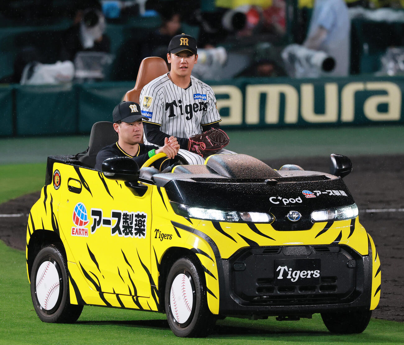 セ・パ交流戦　阪神対日本ハム2回戦　阪神対日本ハム　9回表、リリーフカーでマウンドに向かう阪神門別啓人（撮影・上山淳一）