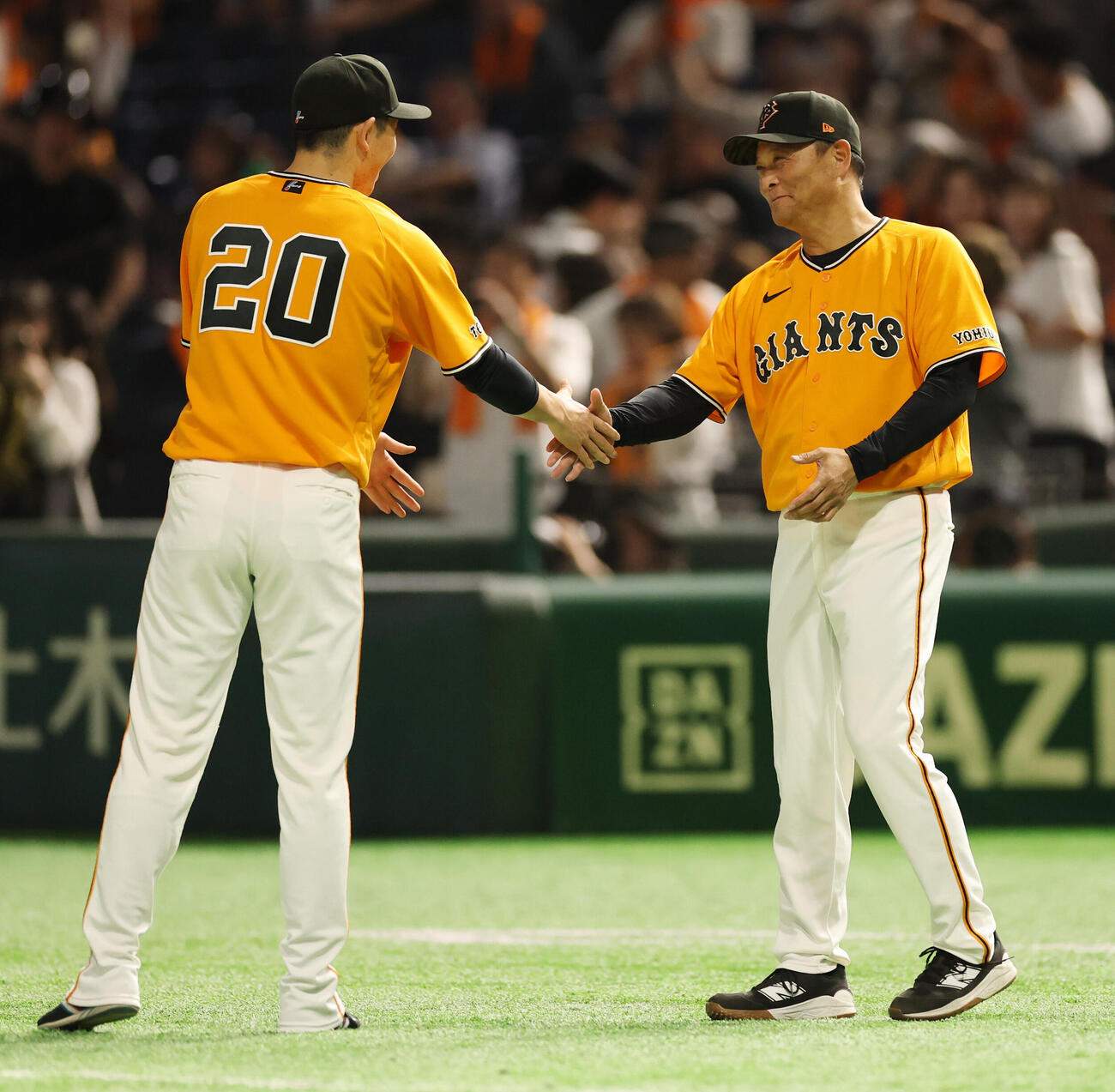 巨人対ソフトバンク　勝利を喜ぶ巨人戸郷翔征（左）と橋上秀樹監督代行（撮影・野上伸悟）