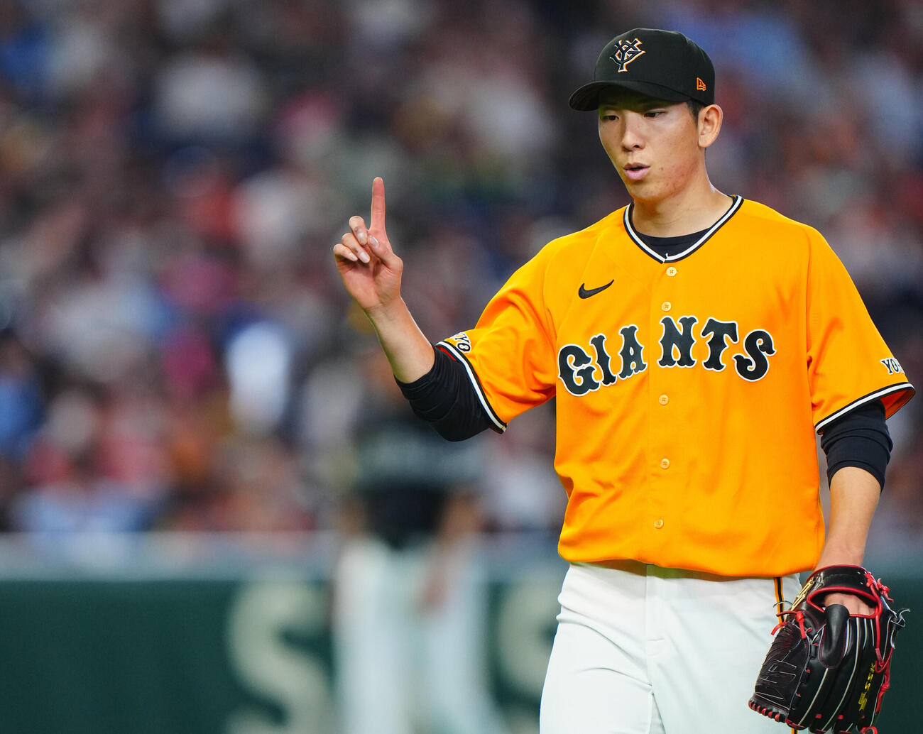 交流戦　巨人対ソフトバンク　5回表ソフトバンクの攻撃を無失点に抑え引き揚げる巨人先発の戸郷翔征（撮影・垰建太）＝2026年5月27日
