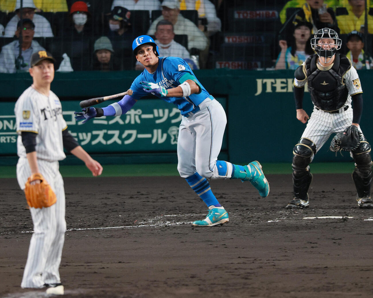 セ・パ交流戦　阪神対日本ハム2回戦　阪神対日本ハム　5回表日本ハム無死、二塁打を放つ万波中正。投手大竹耕太郎（撮影・上山淳一）＝2026年5月27日
