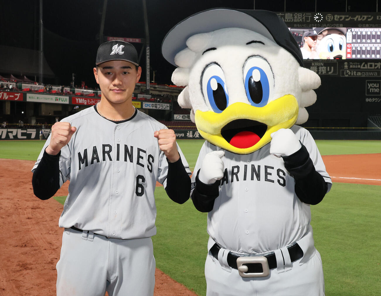 広島対ロッテ　ポーズを決める西川史礁とマーくん（撮影・加藤孝規）
