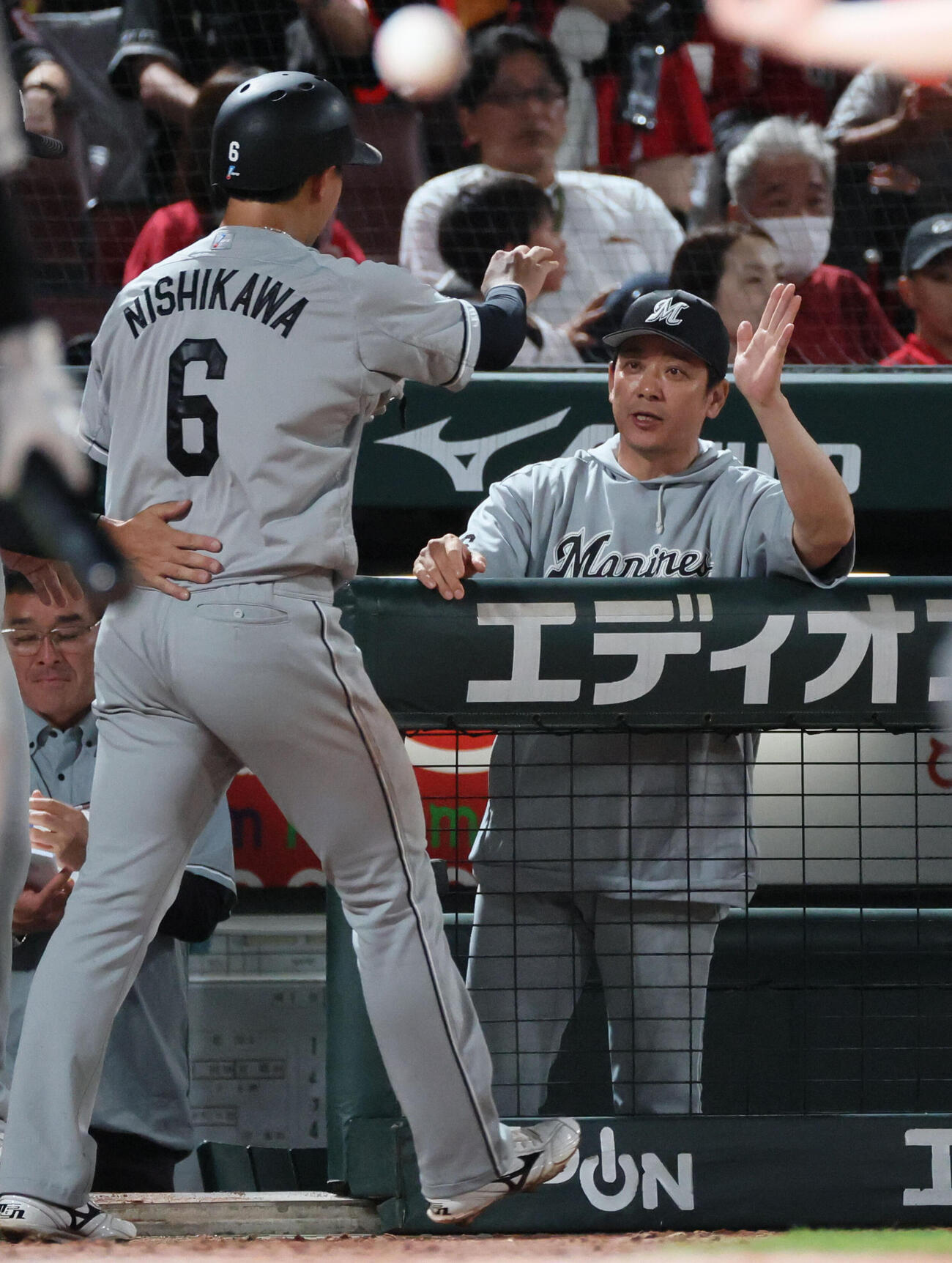 広島対ロッテ　7回表ロッテ2死三塁、佐藤都志也の中前適時打で生還した西川史礁を迎えるサブロー監督（撮影・加藤孝規）
