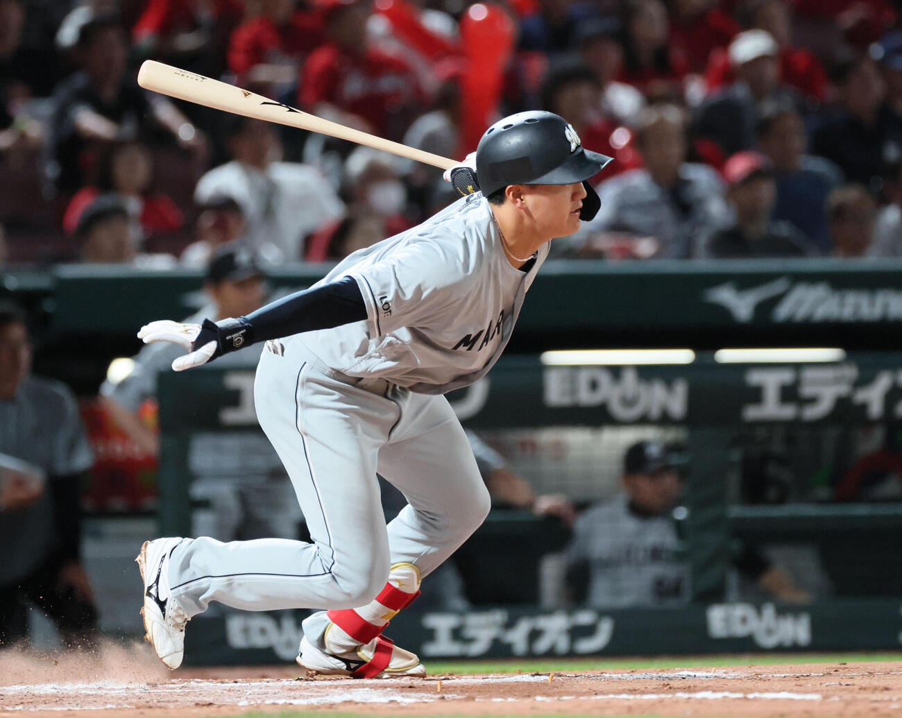 広島対ロッテ　7回表ロッテ1死満塁、西川史礁は同点の中前2点適時打を放つ（撮影・加藤孝規）