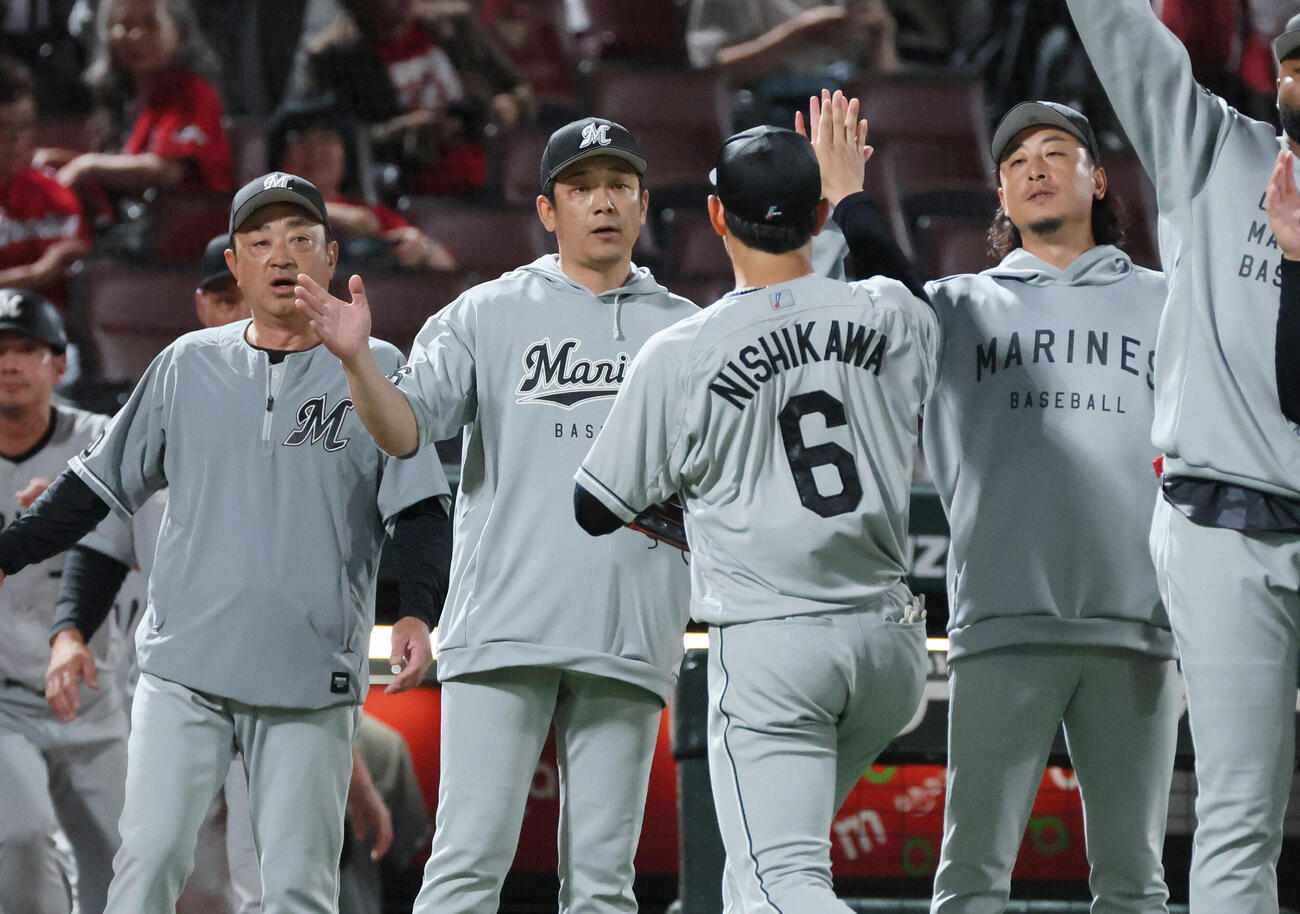 広島対ロッテ　ナインを迎えるサブロー監督（撮影・加藤孝規）