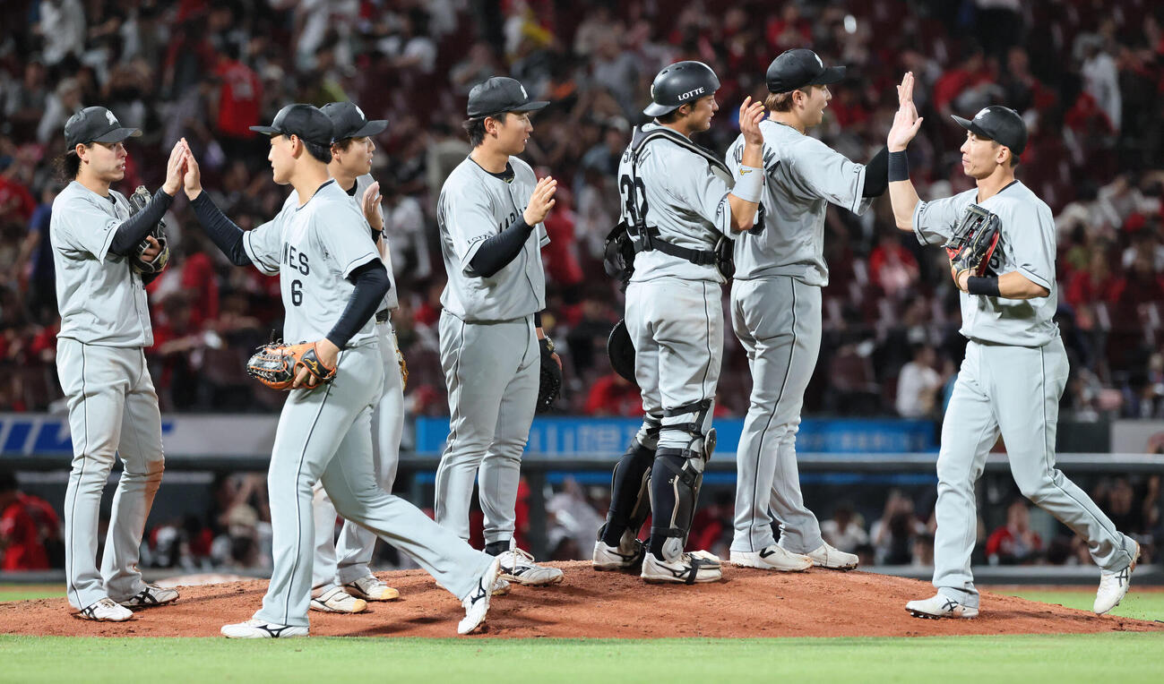 広島対ロッテ　逆転勝ちのロッテナイン（撮影・加藤孝規）