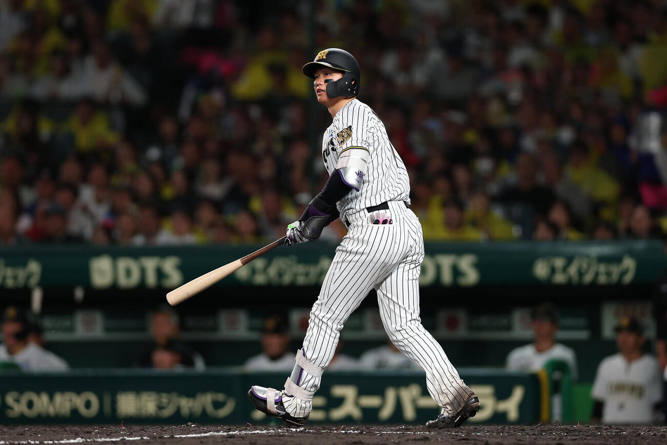 阪神対日本ハム　5回裏阪神2死、左越え本塁打を放ち打球を見つめる森下翔太（撮影・前田充）