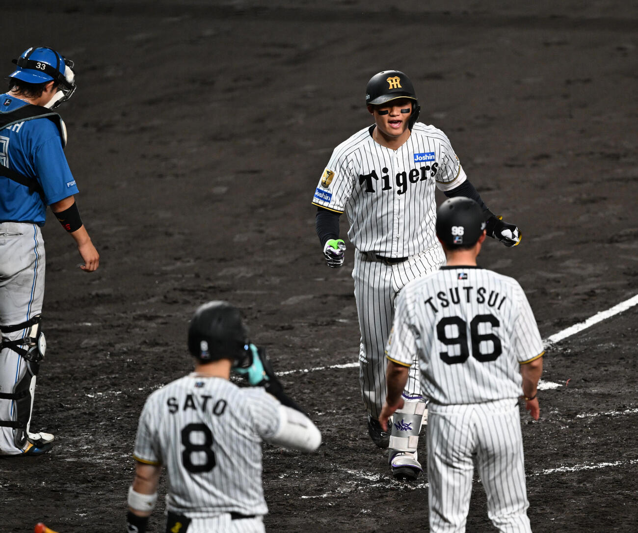 阪神対日本ハム　5回裏阪神2死、左越え本塁打を放ち生還する森下翔太（撮影・和賀正仁）