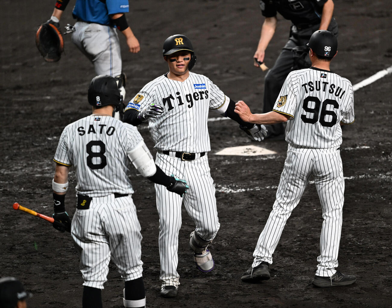 阪神対日本ハム　5回裏阪神2死、左越え本塁打を放ち生還する森下翔太（撮影・和賀正仁）