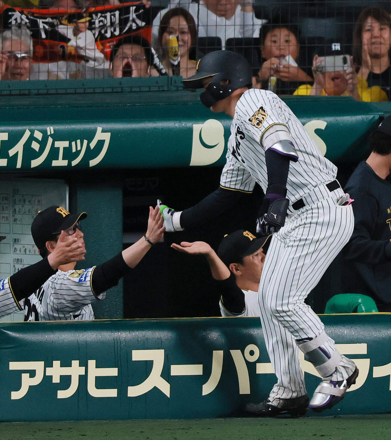 セ・パ交流戦　阪神対日本ハム2回戦　阪神対日本ハム　5回裏阪神2死、ソロ本塁打を放った森下翔太（手前）を出迎える藤川球児監督（左）（撮影・上山淳一）