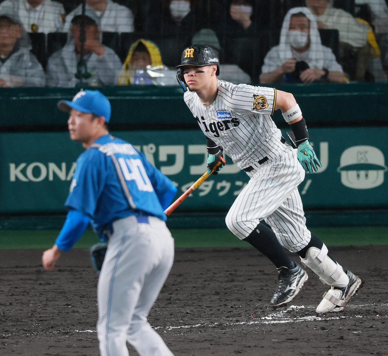 セ・パ交流戦　阪神対日本ハム2回戦　阪神対日本ハム　7回裏阪神2死、佐藤輝明は安打を放つ。投手島本浩也（撮影・上山淳一）
