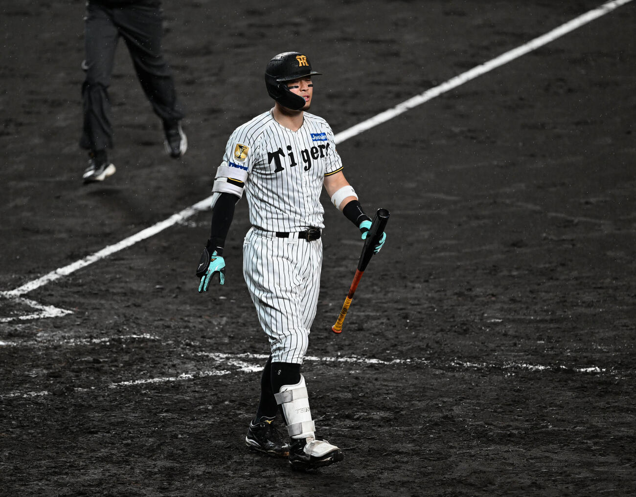 阪神対日本ハム　9回裏阪神2死一、二塁、空振り三振する佐藤輝明（撮影・和賀正仁）