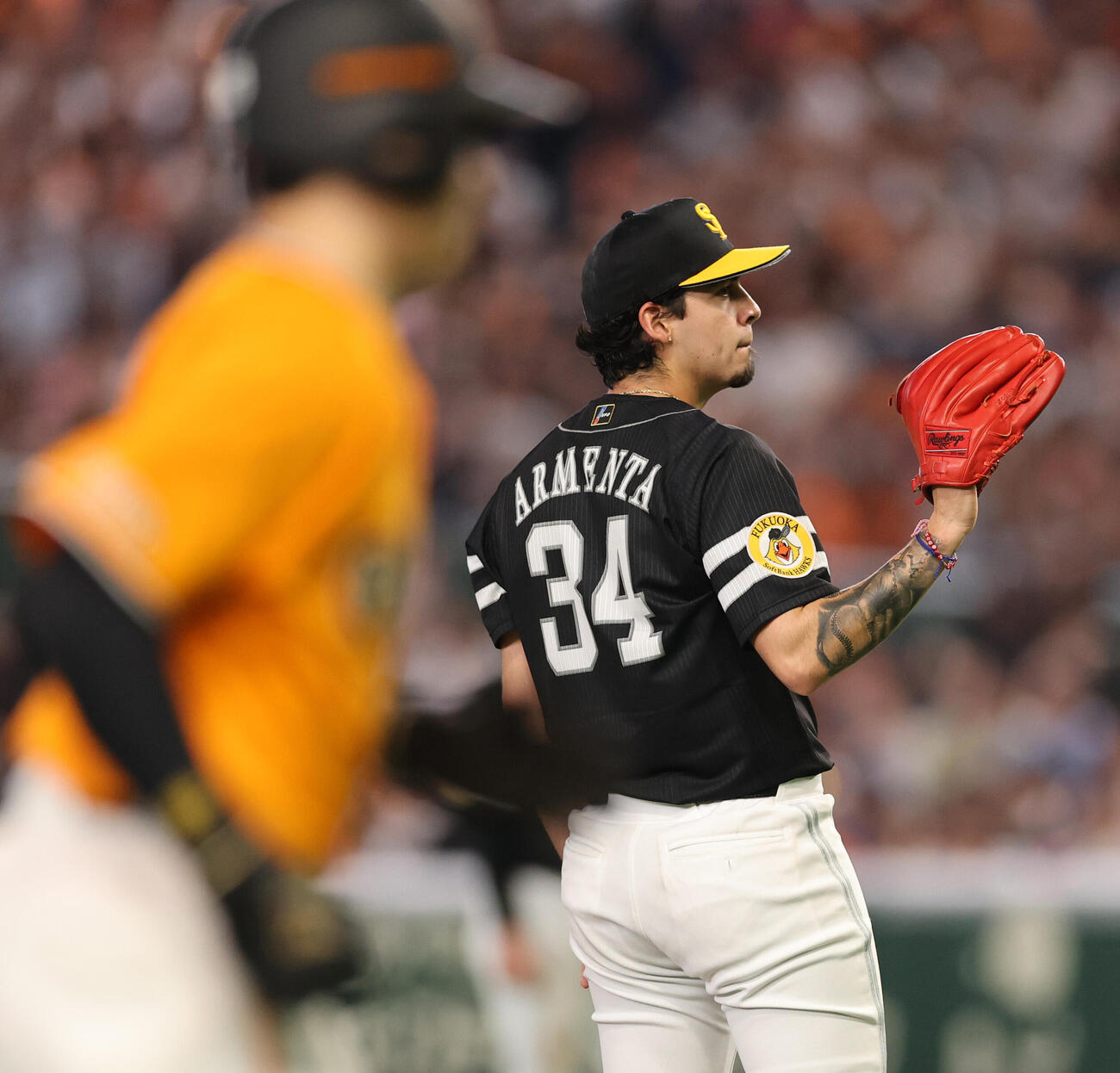 巨人対ソフトバンク　3回裏巨人1死満塁、大城卓三に押し出し四球を出すアレクサンダー・アルメンタ（撮影・野上伸悟）