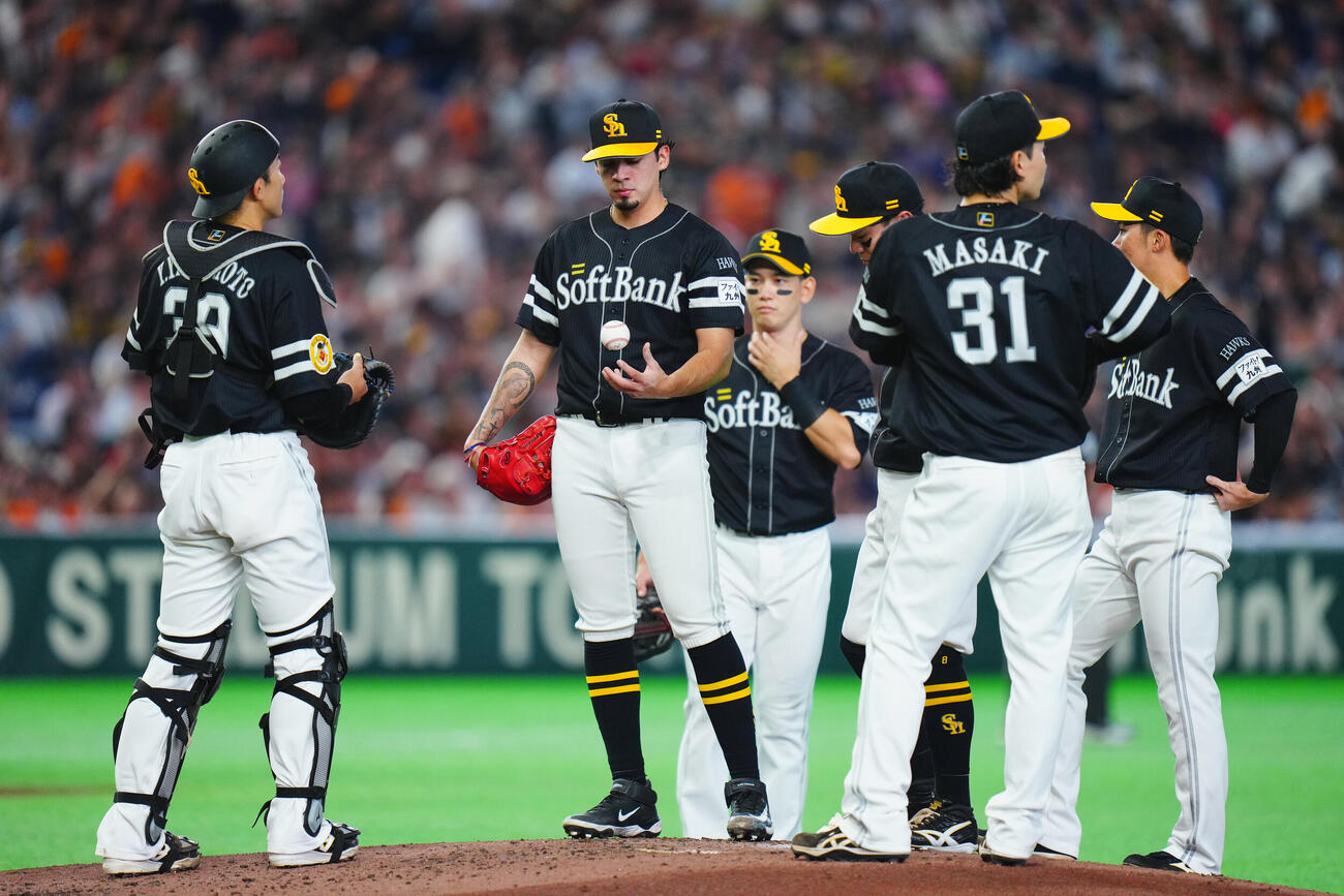 交流戦　巨人対ソフトバンク　3回表巨人1死一、三塁、降板を告げられさえない表情のアレクサンダー・アルメンタ（中央）（撮影・垰建太）