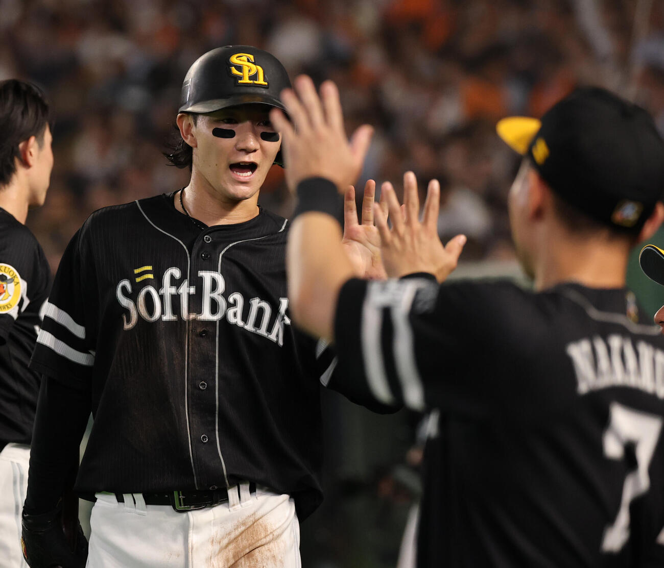 巨人対ソフトバンク　3回表ソフトバンク2死一、三塁、山本恵大の先制適時安打デンソー生還し喜ぶ正木智也（撮影・野上伸悟）