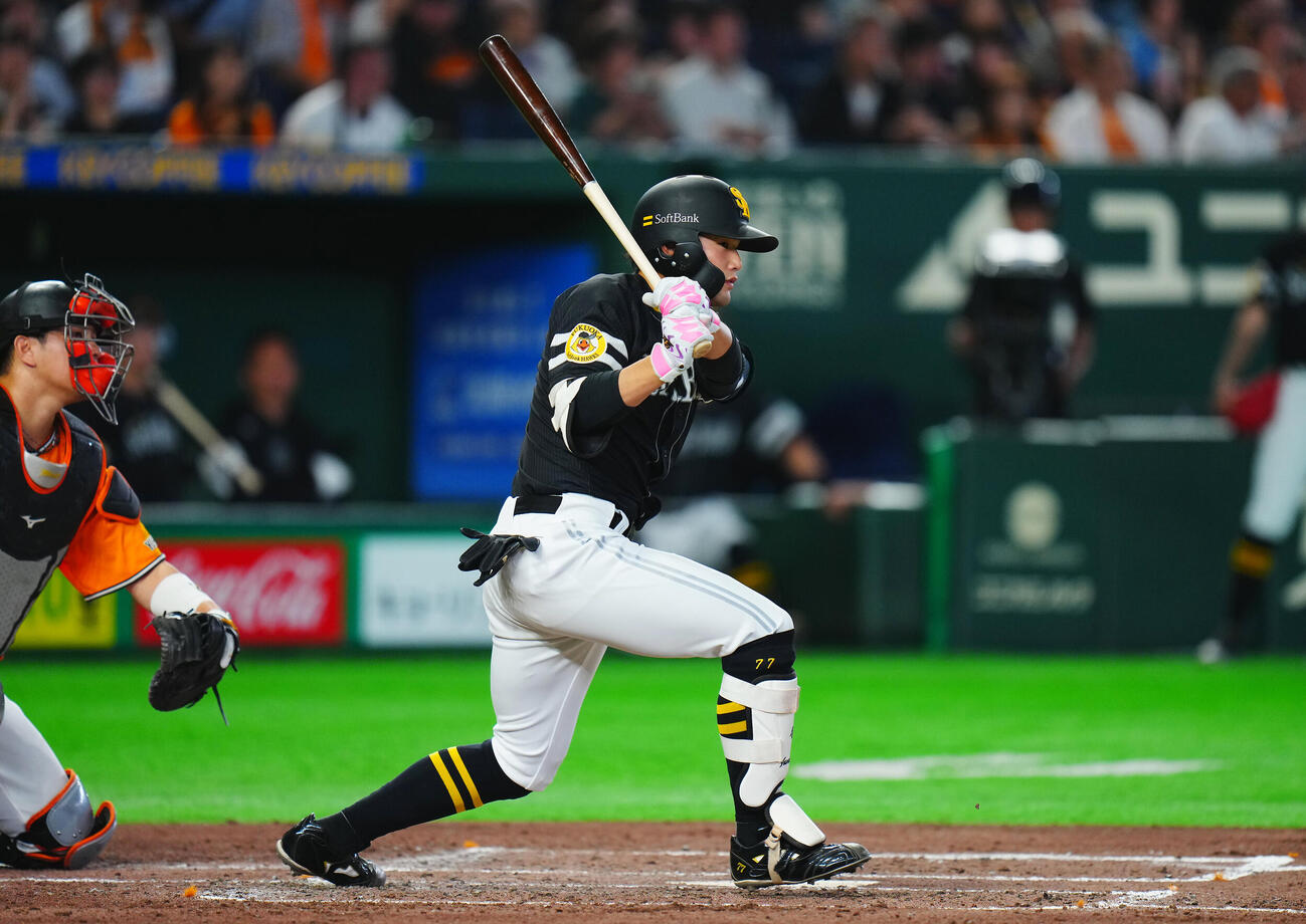 交流戦　巨人対ソフトバンク　3回表ソフトバンク2死一、三塁、先制適時打を放つ山本恵大（撮影・垰建太）