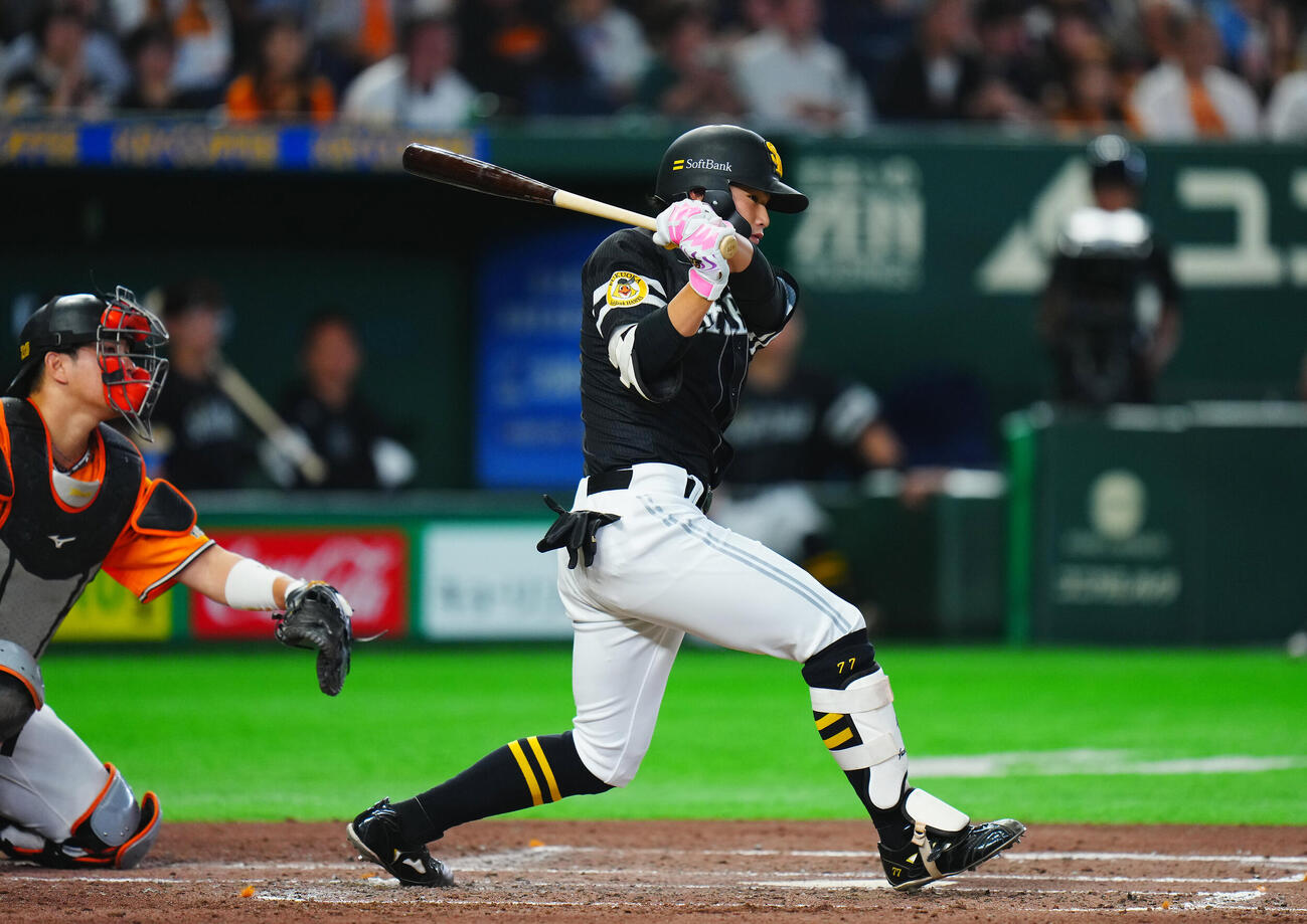 交流戦　巨人対ソフトバンク　3回表ソフトバンク2死一、三塁、先制適時打を放つ山本恵大（撮影・垰建太）