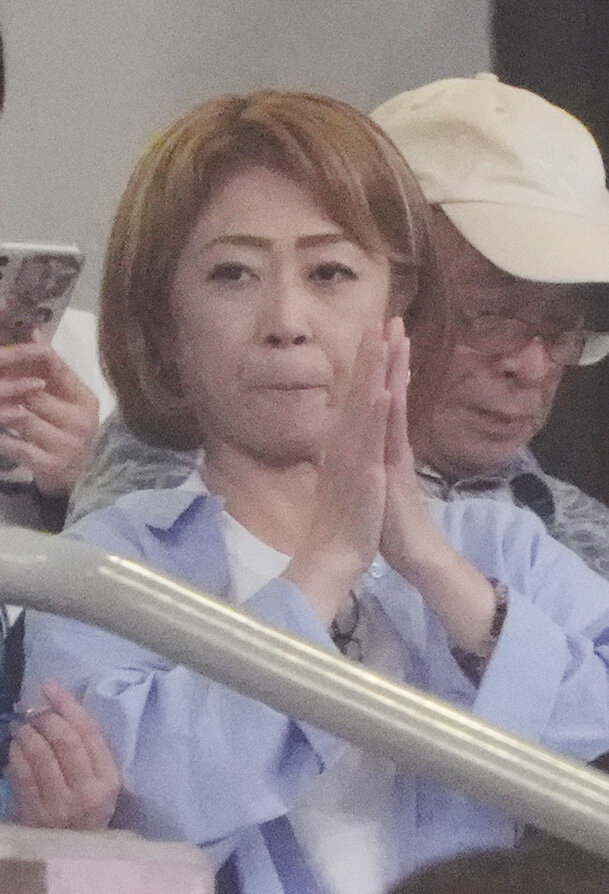 プロ野球交流戦中日対楽天　スタンドから見つめる桜井頼之介の母・麻衣子さん（撮影・森本幸一）
