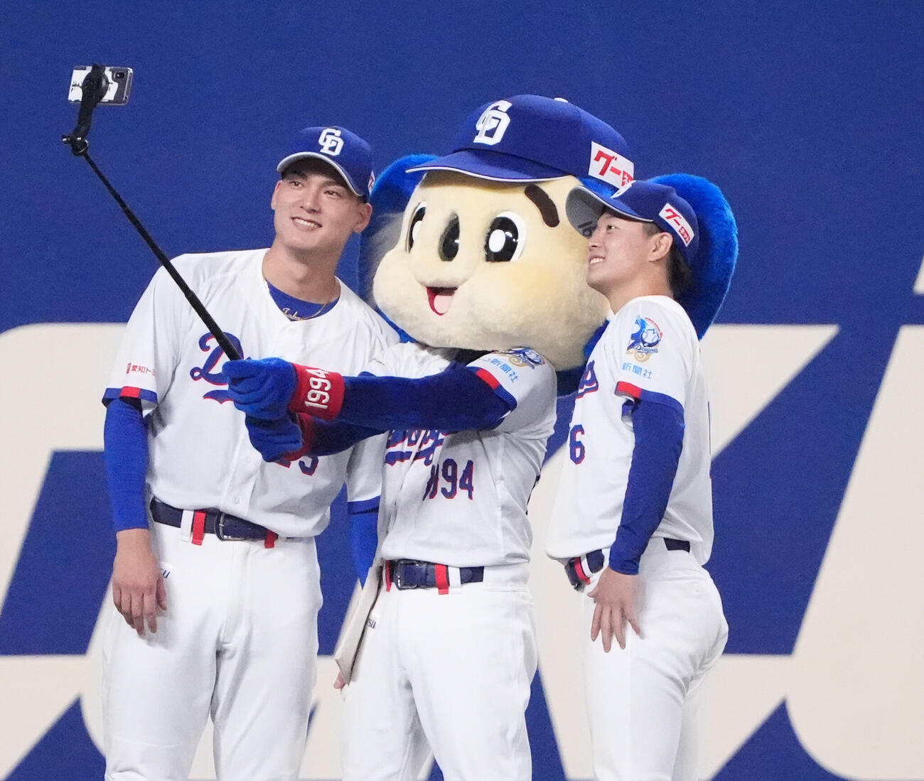 プロ野球交流戦中日対楽天　記念撮影をする左から石川昂弥、ドアラ、桜井頼之介（撮影・森本幸一）