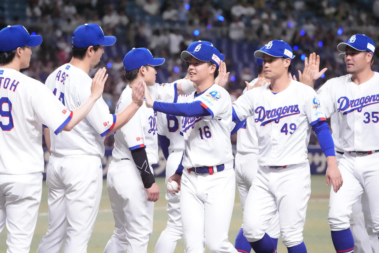 プロ野球交流戦中日対楽天　試合終了、桜井頼之介（中央）は勝利球を手にナインとタッチを交わす（撮影・森本幸一）