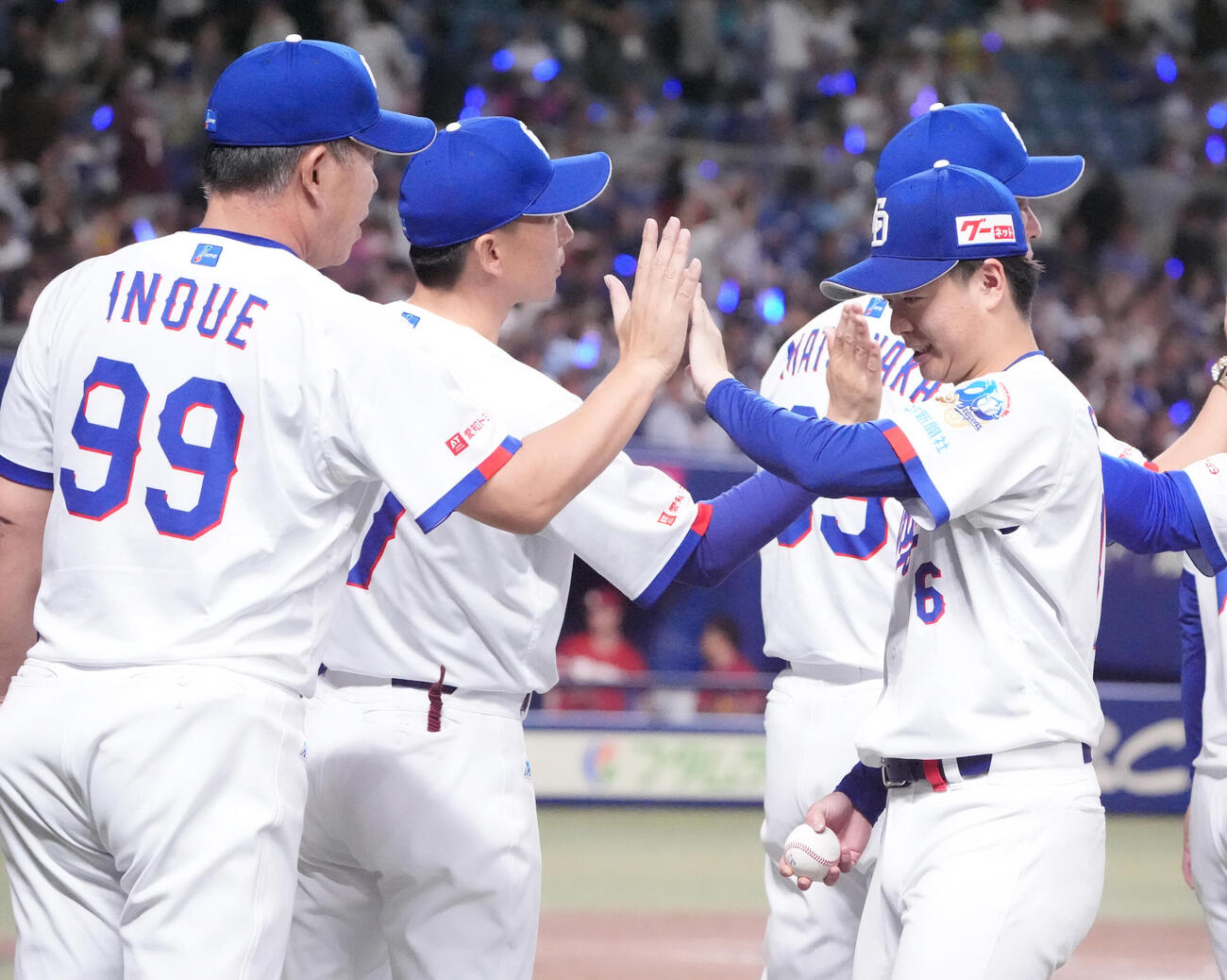 プロ野球交流戦中日対楽天　試合終了、桜井頼之介（右）は勝利球を手に井上一樹監督らナインとタッチを交わす（撮影・森本幸一）