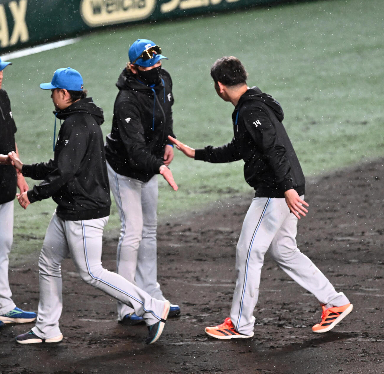 阪神対日本ハム　阪神に連勝し加藤貴之（右）とタッチする日本ハム新庄剛志監督（撮影・和賀正仁）